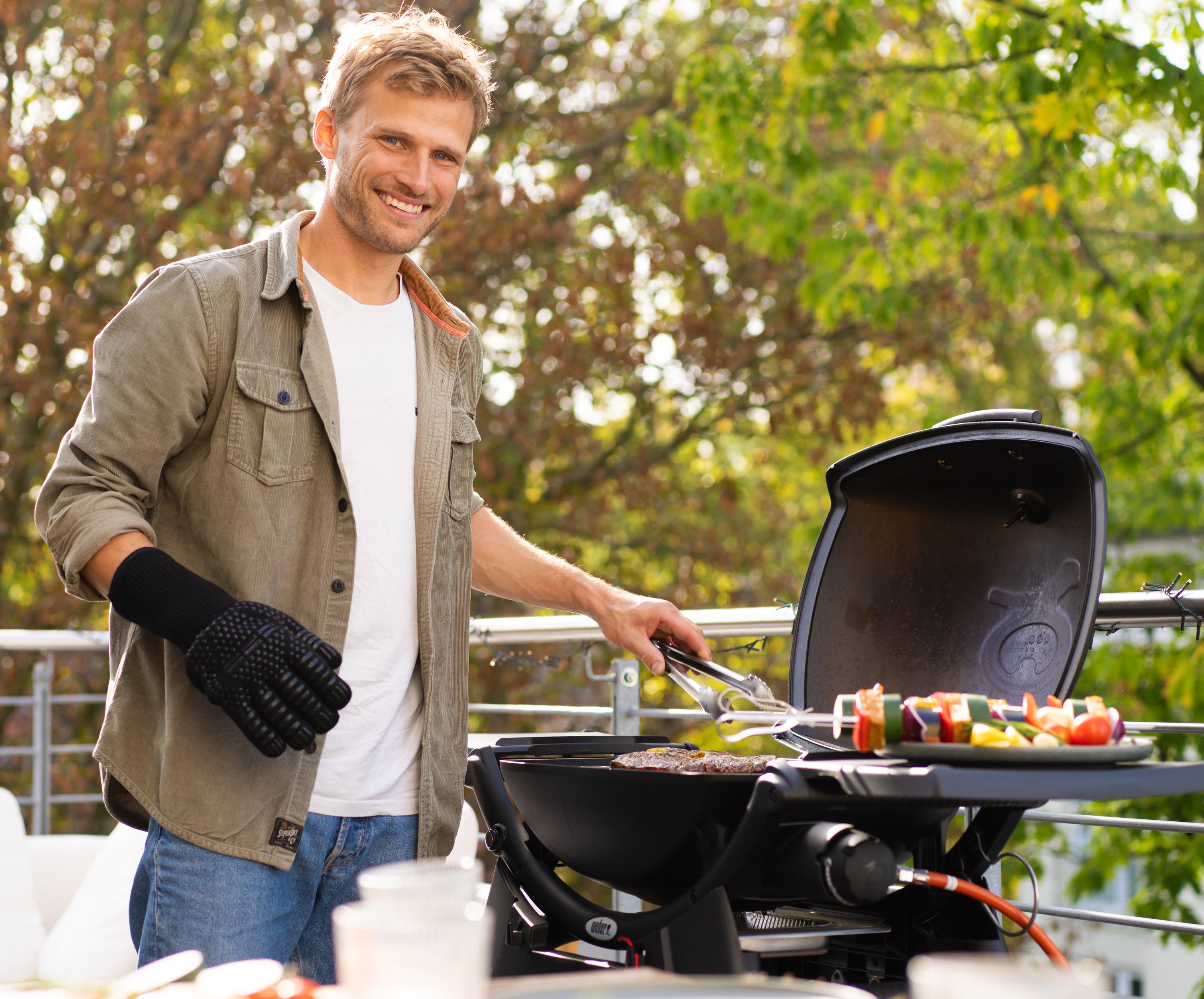 Mann am Grillen